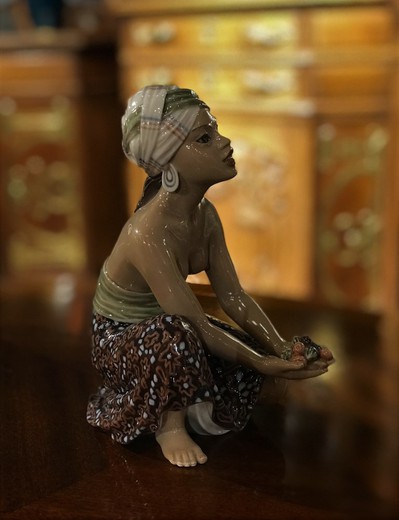 Antique figurines "Girl with Fruit"
