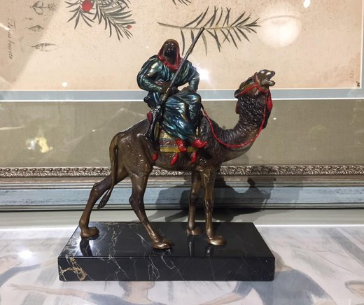 Антикварная скульптура «Бедуин на верблюде»