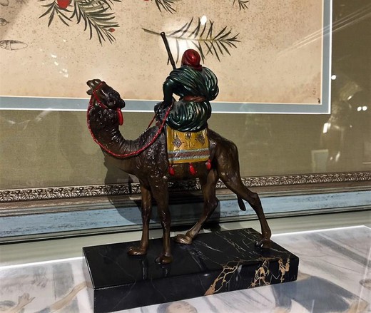 Антикварная скульптура «Бедуин на верблюде»