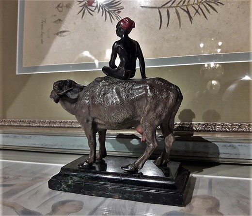 Антикварная скульптура «Мальчик на буйволице»