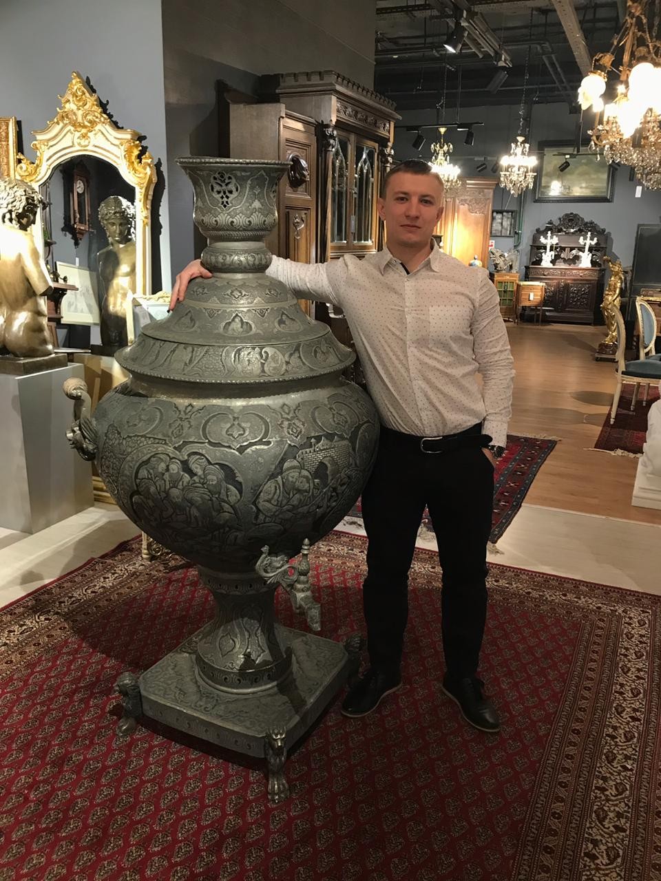 Огромный антикварный самовар