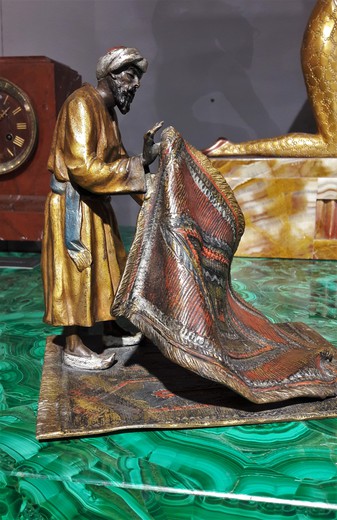 Скульптура «Торговец коврами»