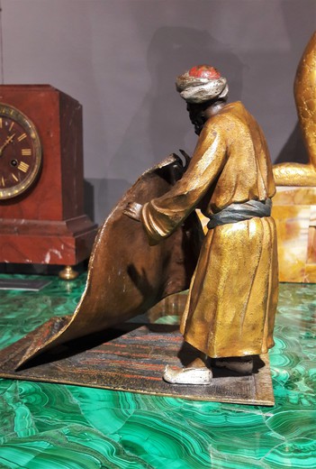 Скульптура «Торговец коврами»