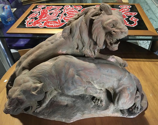 Терракотовая скульптура льва и львицы