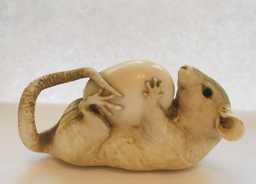 Окимоно из слоновой кости «мышь с яйцом»