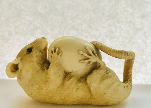 japanese okimono of a mouse with an egg
