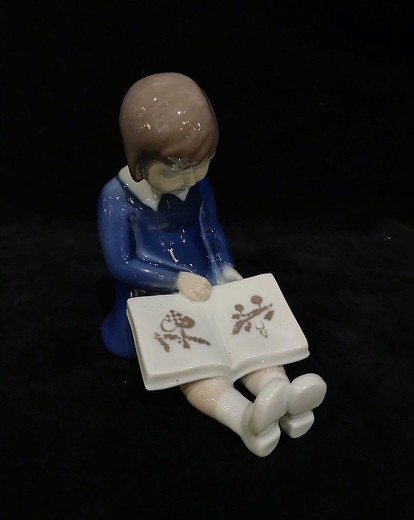 Антикварная скульптура «Чтение»