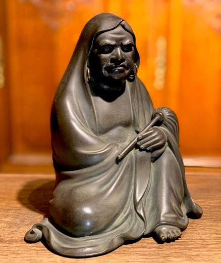 Antique Daruma sculpture