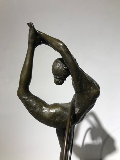 Антикварная скульптура «Девушка с обручем»
