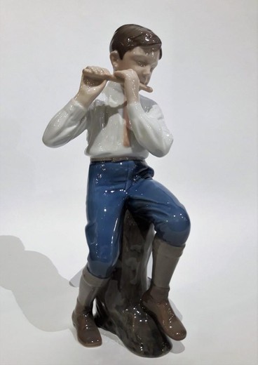 Антикварная скульптура «Мальчик с дудочкой»