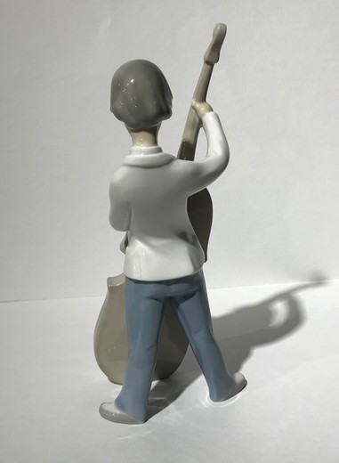 Антикварная скульптура «Мальчик с контрабасом»
