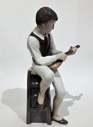Антикварная скульптура «Мальчик с мандолиной»