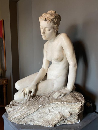 Антикварная скульптура "Обнаженная молодая женщина"