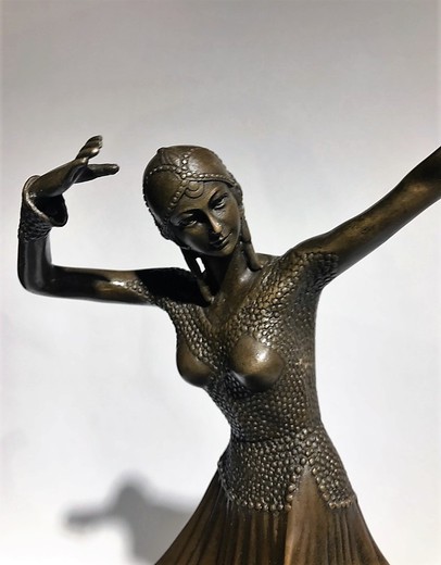 Антикварная скульптура «Танцовщица»