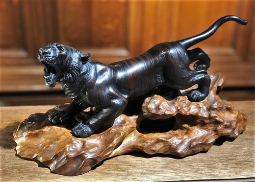 Антикварная скульптурная композиция «Тигр»
