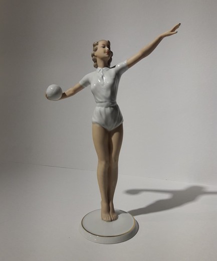 Антикварная статуэтка "Волейболистка"