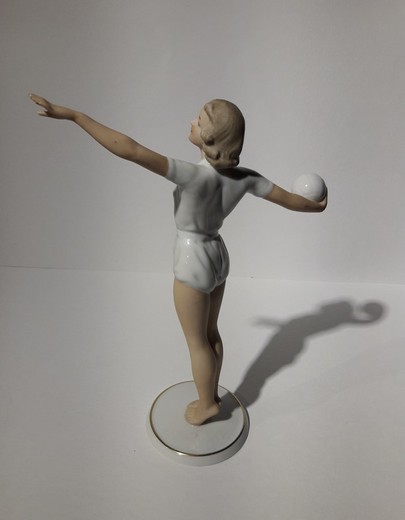 Антикварная статуэтка "Волейболистка"