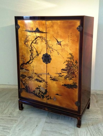 Антикварный шкаф в китайском стиле