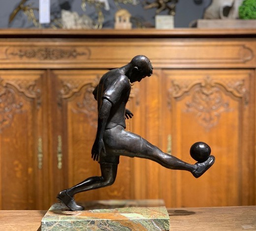 A football player sculpture