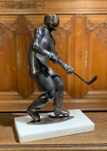 Hockey player sculpture