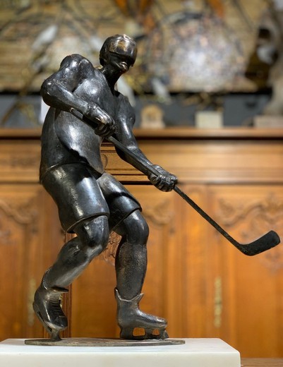 Hockey player sculpture