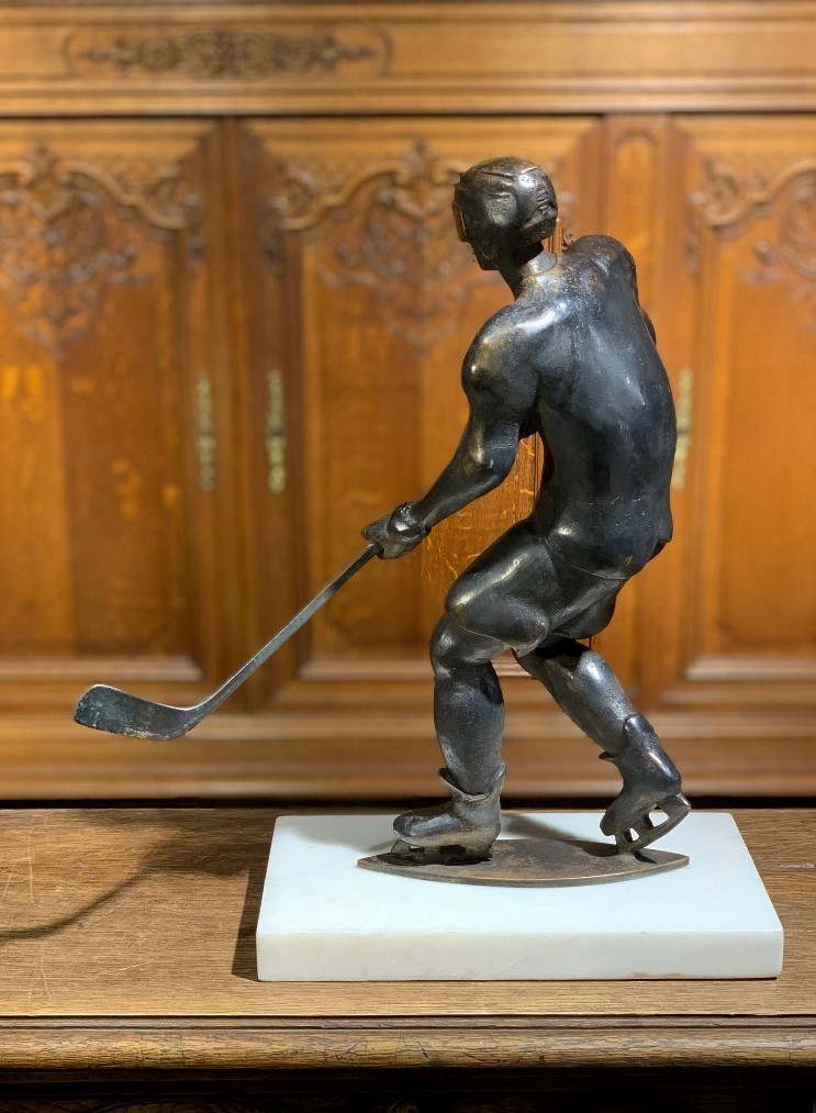 Hockey player sculpture