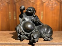 The sculpture "Hotei with peach"