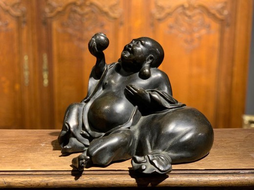 The sculpture "Hotei with peach"