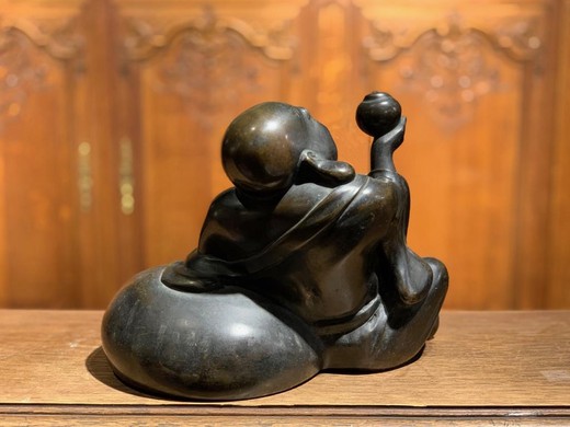 Скульптура "Хотэй с персиком"