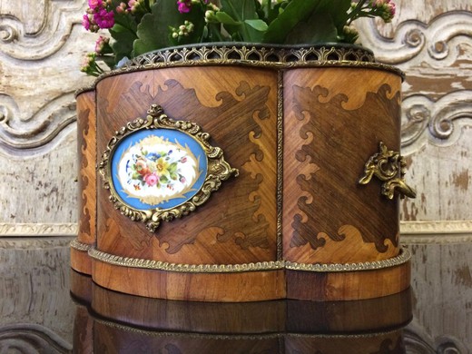 старинное кашпо для цветов в стиле Людовика XV из красного дерева с золоченой бронзой купить в Москве