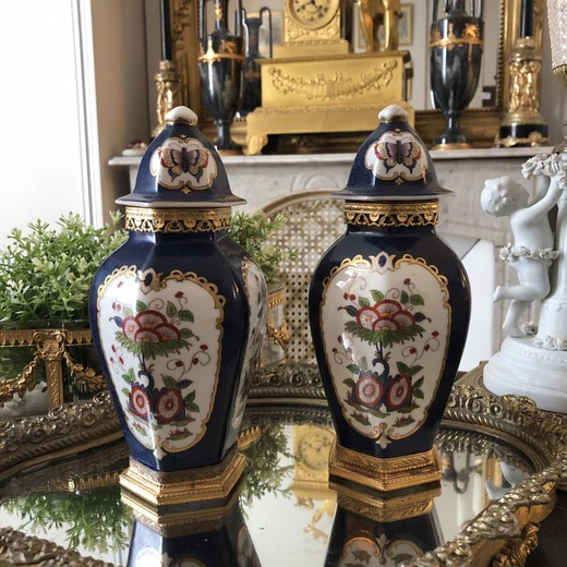 антикварные парные вазы Самсон в стиле Людовика XVI из фарфора с золоченой бронзой купить в Москве