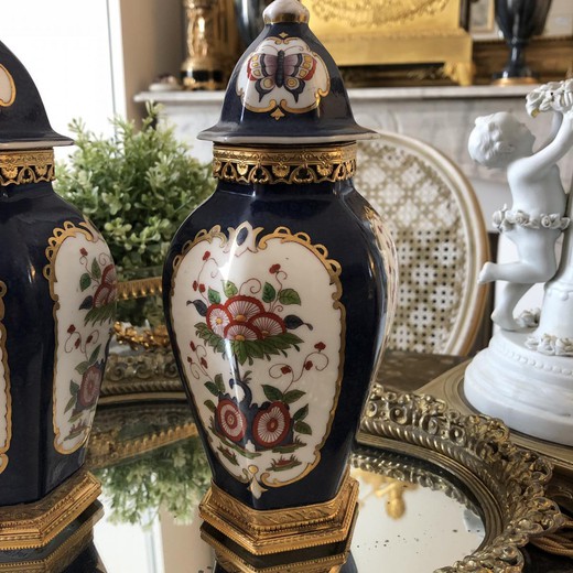 Antique steam vases in the style of Louis XVI. Made of porcelain. Decorated with elements of gilded bronze. France, Samson, the end of the XIX century.