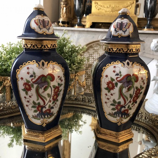 Antique steam vases in the style of Louis XVI. Made of porcelain. Decorated with elements of gilded bronze. France, Samson, the end of the XIX century.