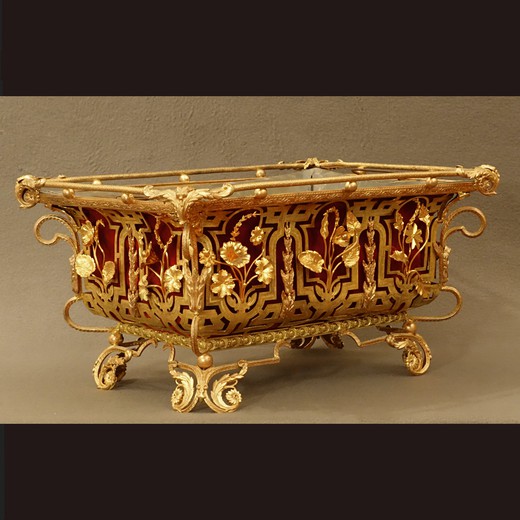 антикварная жардиньерка в стиле Людовика XIV из золоченой бронзы с бархатом купить в Москве