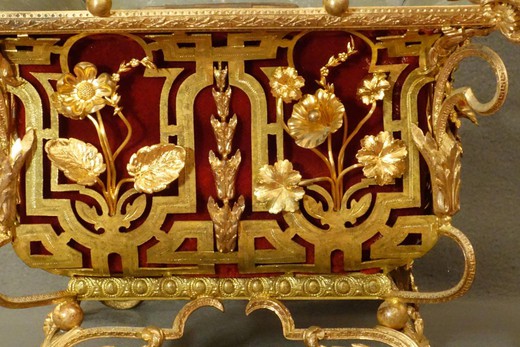 старинная жардиньерка в стиле Людовика XIV из золоченой бронзы с бархатом купить в Москве