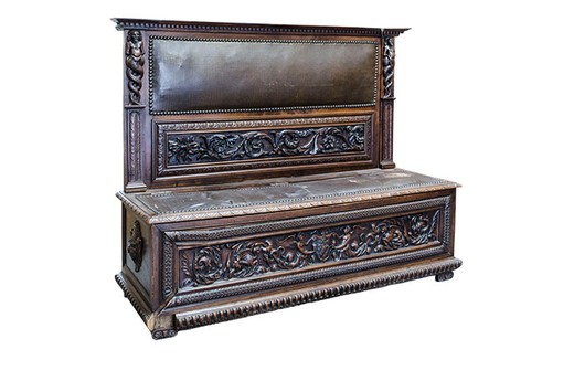 старинная мебель - скамья из ореха в стиле ренессанс