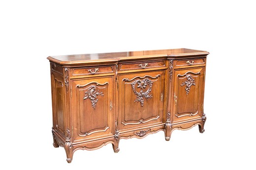 An antiquarian dresser in the style of Louis XV. Made of walnut. Europe, the 1880s.