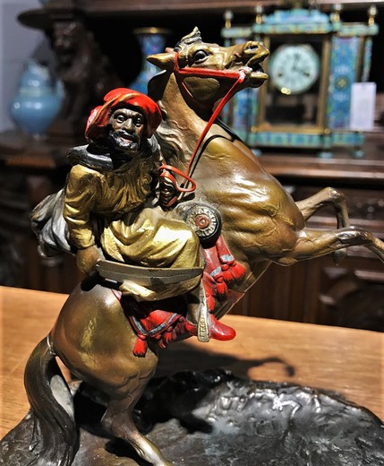 Антикварная скульптура «Бедуин на коне»