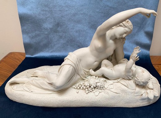 Антикварная скульптура «Мать и дитя»
