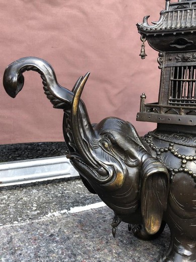 Антикварная скульптура «Слон с пагодой»
