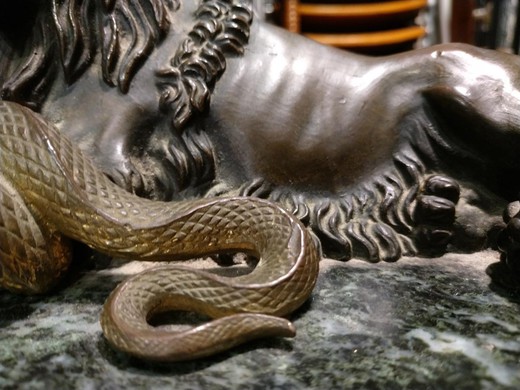 Антикварные парные скульптуры «Борьба со змеями»