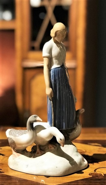 Sculpture "Girl and Geese"