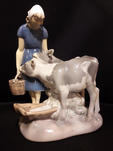 Sculpture "Girl with calves"