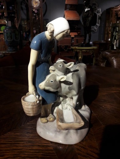 Скульптура «Девушка с телятами»