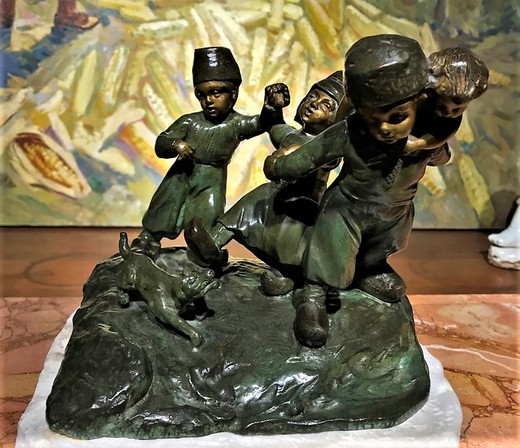The sculptural composition "Dancing children"