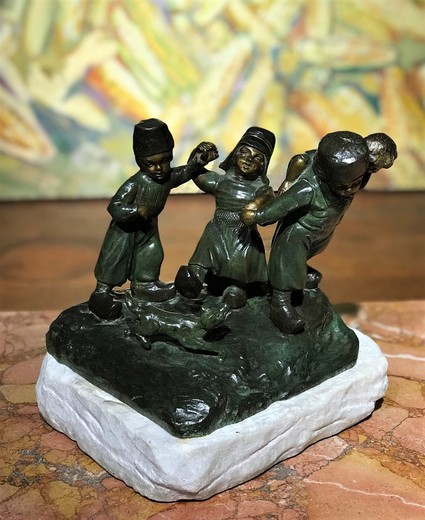 The sculptural composition "Dancing children"