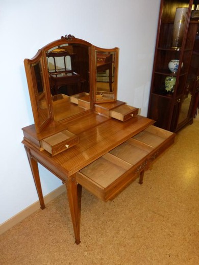 Антикварный дамский столик в стиле Ар-Нуво