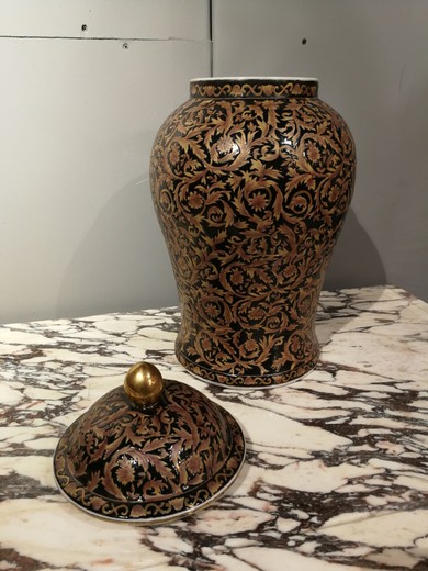 Антикварная ваза с крышкой