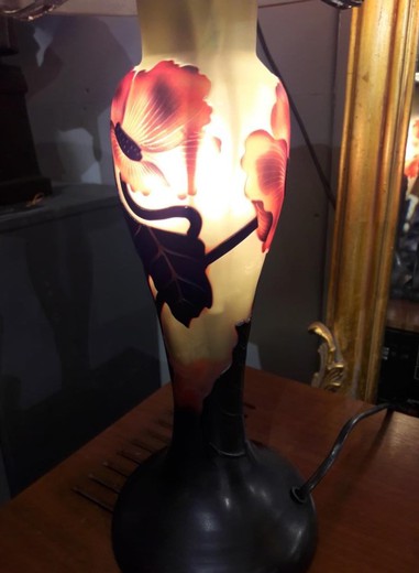Стеклянная антикварная лампа с цветочным орнаментом
