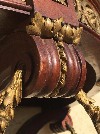 магазин антикварной мебели предметов декора и интерьера в стиле Людовика XVI из красного дерева золоченой бронзы и мрамора в Москве